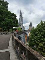 adembenemend visie van de lourdes basiliek foto