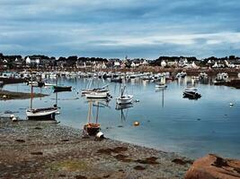 boten van genoegen Aan de breton kust in de buurt perros guirec foto