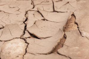 gebarsten bodem veroorzaakt door de natuur in de tropen bij warm weer foto