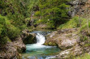 watervallen in de weissbachschlucht in chiemgau beieren foto