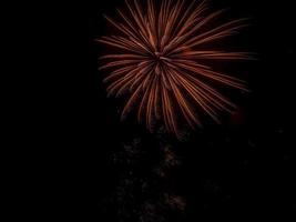 feestelijk vuurwerk, vuurwerk in de nachtelijke hemel foto