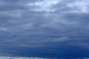 dramatische hoge diepblauwe lucht met pluizige wolken foto