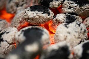 houtskool brandend Aan brand. foto