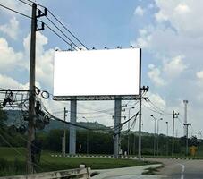 blanco aanplakbord voor advertentie. lucht achtergrond. foto