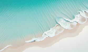 wit zand strand achtergrond met turkoois zee water en klein golven maken wit schuim zomer vakantie foto