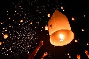 drijvende lantaarns aan de hemel in loy krathong festival foto