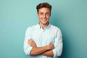 portret van een knap jong Mens staand met armen gekruiste tegen blauw achtergrond, gelukkig jong Mens. portret van knap jong Mens in gewoontjes overhemd houden armen gekruist, ai gegenereerd foto