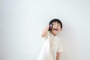 Aziatisch jongen slijtage traditioneel Thais kleding praten Aan de telefoon Aan een wit achtergrond foto