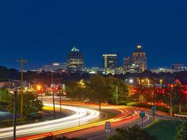 nachtzicht op het centrum van Greensboro, North Carolina foto