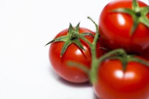 tomaten die op witte achtergrond worden geïsoleerd