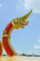 mooi draak standbeeld Aan de achtergrond van blauw lucht met wit wolken. foto