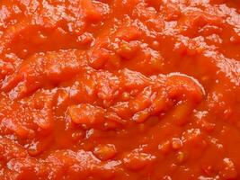 rood tomaat saus met knoflook in pan foto