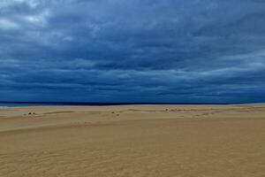 landschap van de Spaans kanarie eiland Fuerteventura met duinen en de oceaan foto