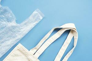 concept van vergelijking herbruikbaar textiel zak en beschikbaar plastic pakket. foto