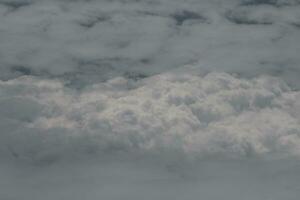 wolken over- de lucht en zee foto