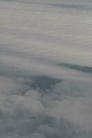 wolken over- de lucht en zee foto