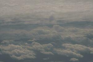 wolken over- de lucht en zee foto