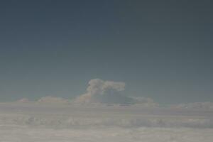 wolken over- de lucht en zee foto