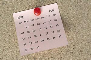 april 2024 kalender Aan kleverig Opmerking. herinnering en 2024 nieuw jaar concept foto