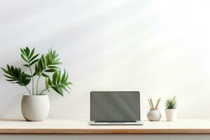 minimalistische gemakkelijk kantoor werkruimte met een laptop en een ingemaakt fabriek in zacht natuurlijk licht. generatief ai foto