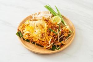 pad thai - roergebakken noedels in thaise stijl met ei foto