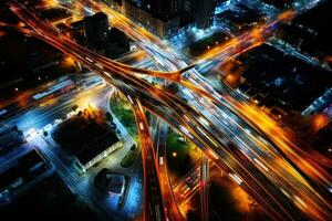 snelweg in de stad Bij nacht. de concept van snelheid en beweging, lichten Aan de straat. snelweg top visie, verkeer licht schilderen, ai gegenereerd foto