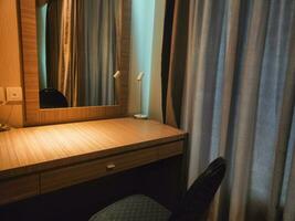 visie van stoelen en gespiegeld tafel in hotel kamer foto
