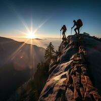 adembenemend foto van avontuurlijk wandelaars bereiken de top van een berg top