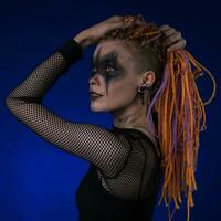 dramatisch portret van jong vrouw met spookachtig stadium bedenken geschilderd Aan gezicht en dreadlocks kapsel foto