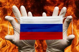 dokter Holding in wit handschoenen bescherming medisch gezicht masker, ademhalings verband met Rusland nationaal land vlag gesuperponeerd Aan masker. concept foto