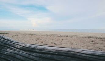 houten tafel met zee, strand en blauw lucht achtergrond voor Product Scherm foto