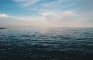 landschap van strand en zee in Thailand met wit zand en blauw lucht foto