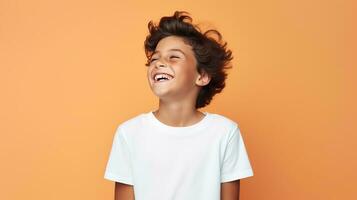 schattig lachend jongen geïsoleerd Aan de minimalistische pastel kleur achtergrond foto