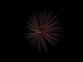 feestelijk vuurwerk, vuurwerk in de nachtelijke hemel foto