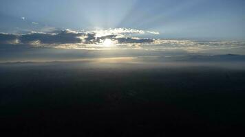 antenne visie van mistig heuvels gedekt door Woud. mooi landschap in de bergen Bij zonsopkomst. kleurrijk zonsopkomst in bebost berg met mist. ochtend- dageraad in de bergen. foto