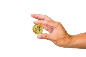 hand- met gouden bitcoin munt Aan wit achtergrond. man's hand- Holding bitcoin crypto munteenheid. bedrijf financiën en investering concept foto