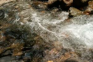 water vloeiende over- rotsen in een stroom, na sommige bewerkingen. foto