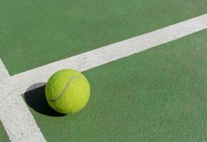 tennis bal Aan de rechtbank, na sommige bewerkingen. foto