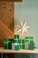 Kerstmis interieur met verschillend geschenken. foto