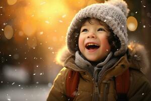 een jongen in winter kleren Toneelstukken in de sneeuw in voorkant van de huis foto