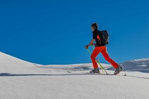 ski-alpinisme bergopwaarts op de italiaanse alpen