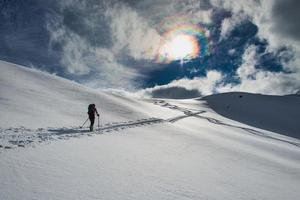 skipiste randone bergop op de italiaanse alpen foto