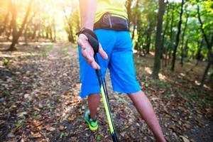 detail van nordic walking-stok met handhaak foto