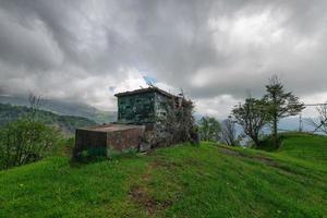 jachthuis met kleur gecamoufleerd op de italiaanse alpen foto