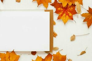 herfst decoratie. papierwit blanco kaart mockup achtergrond. ai generatief pro foto