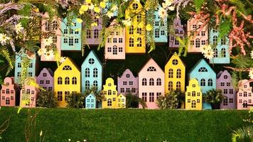 kleine kartonnen kleurrijke huisjes met de hand gemaakt. foto