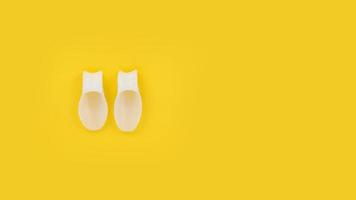 witte siliconen vingerverdeler op een gele achtergrond foto