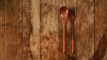 houten lepel en vork op houten achtergrond. aziatisch foto