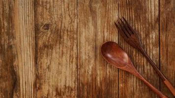houten lepel en vork op houten achtergrond. aziatisch foto