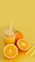 sinaasappelsap in fastfood gesloten beker met buis op gele achtergrond foto